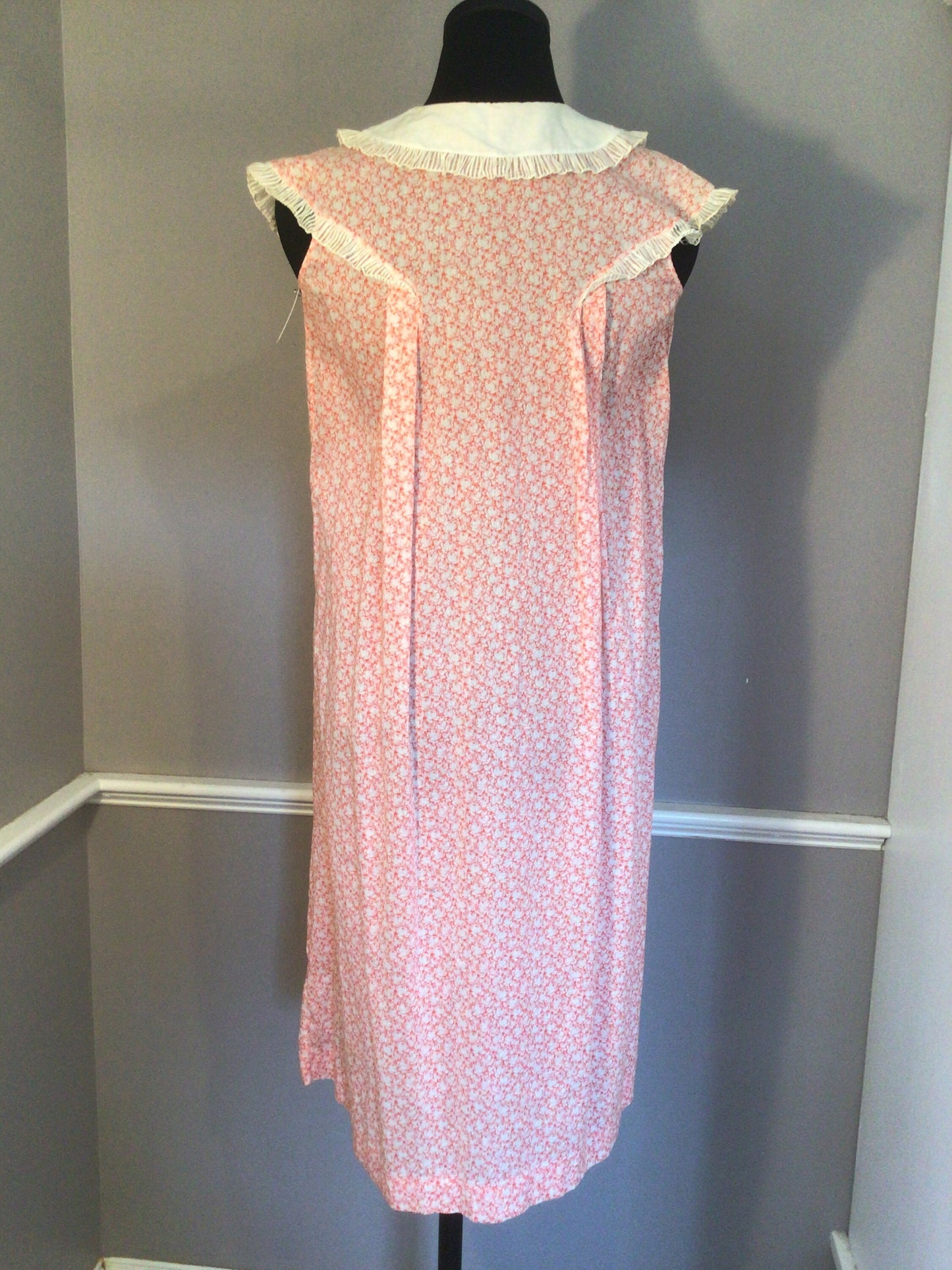 Woman Authentic Vintage late 30s-1940s Semi-sheer calico floral Cotton Day dress