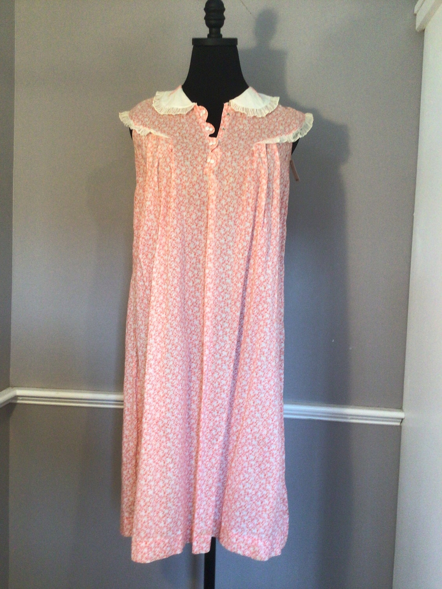 Woman Authentic Vintage late 30s-1940s Semi-sheer calico floral Cotton Day dress